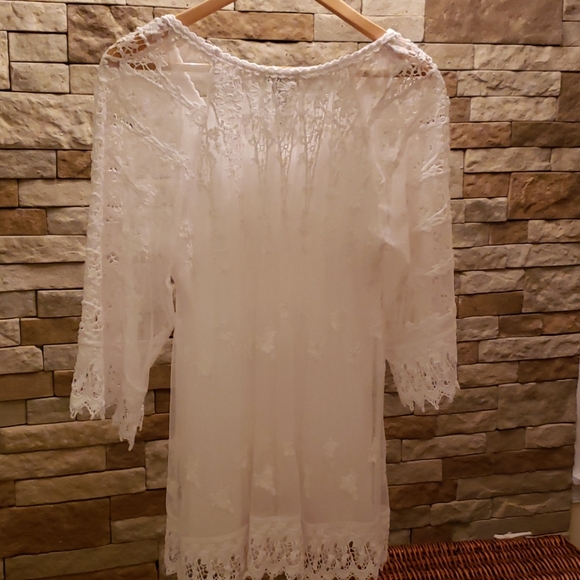 White lace top. "LILLY MASON" - Picture 12 of 15
